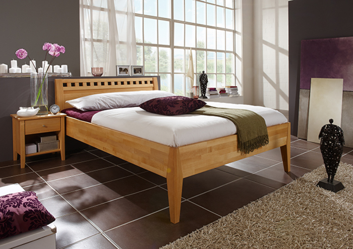 15_Bett_Diana II_Buche_Comfort, niedriges Fußteil_520.20__Nako_Vera,  Mg_Buche_515.17.30__Milieu.jpg