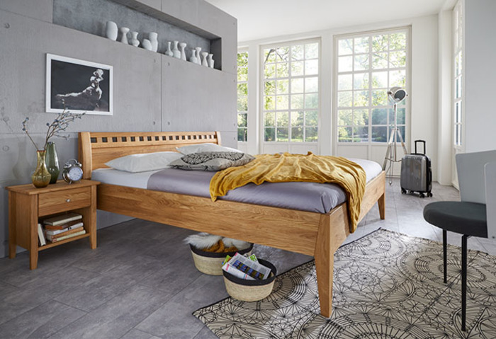 2_Bett_Diana II_Wildeiche_Comfort, niedriges Fußteil_520.20._sv__Nako_Vera,  Mg_Wildeiche_515.17__Milieu.jpg